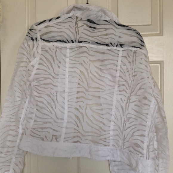 White Collared Jacket ⭐️ - Picture 2 of 3